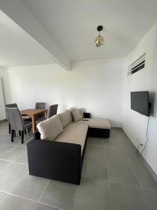 Bas De Villa F2 Neuf Avec Terrasse Et Piscine Ле Диамант Екстериор снимка